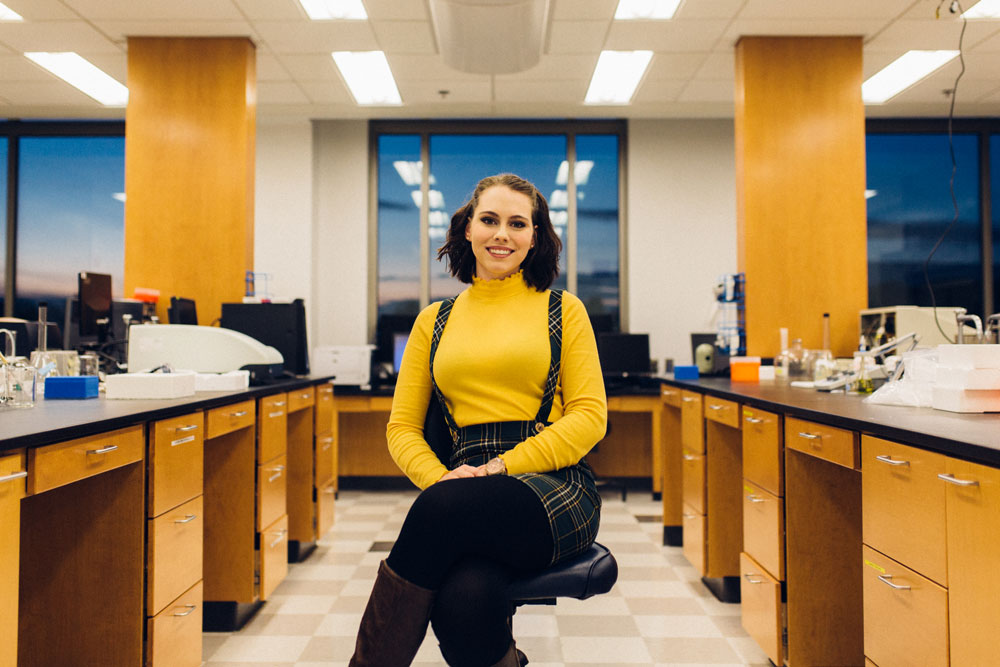 Shelby Nicolau ’20 sitting in a chemistry lab