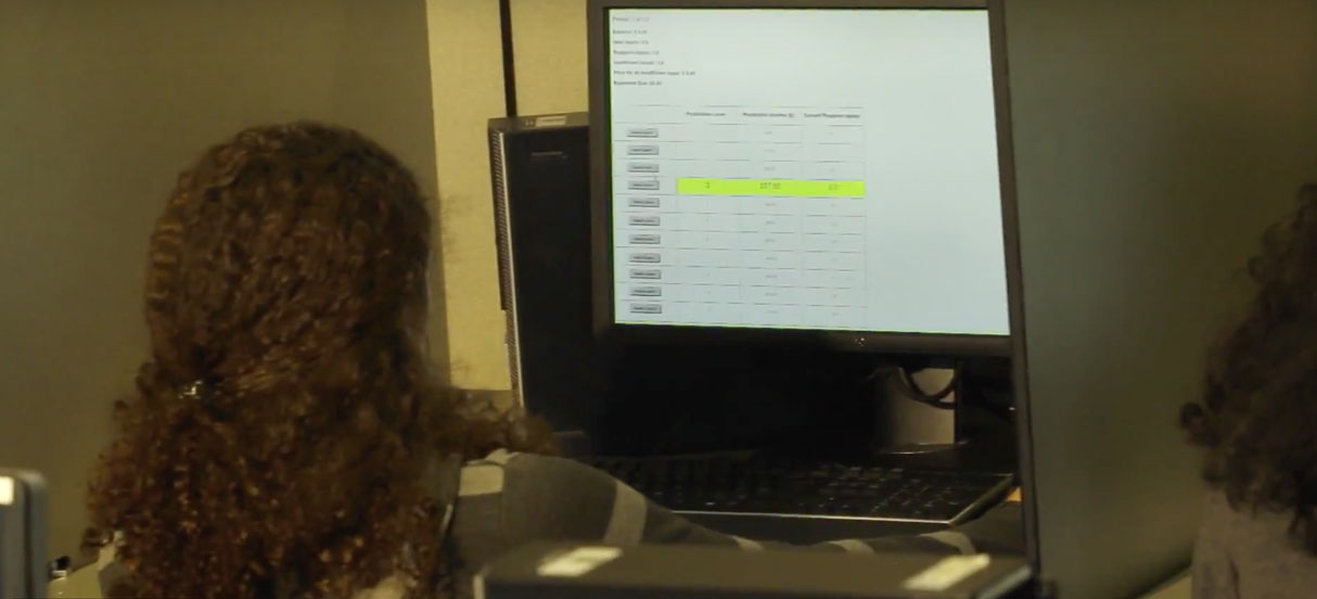 A student looking at a computer screen in an economic lab