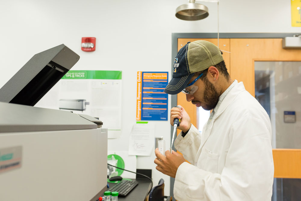 Alexander Paredes ’20 doing an experiment in lab