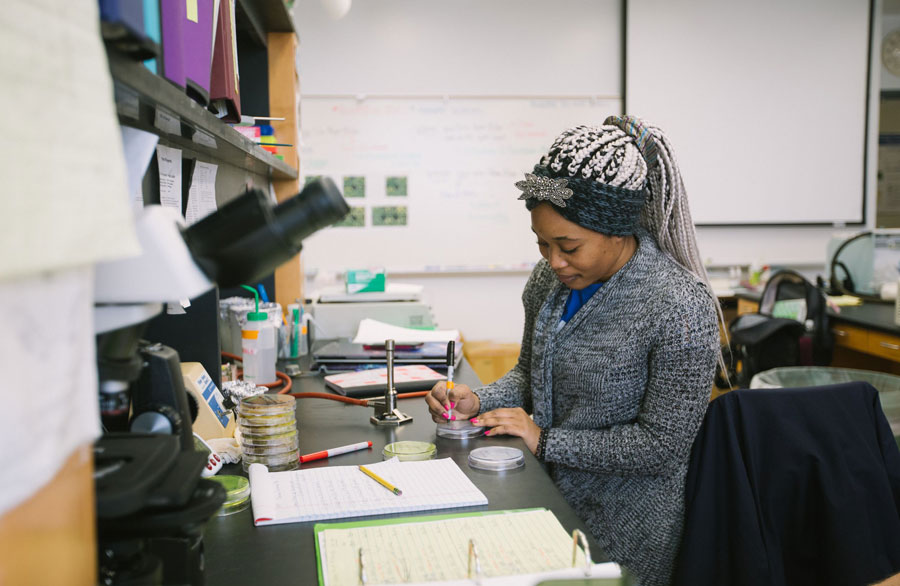 Rouwaida Nitiema in the lab conducting research