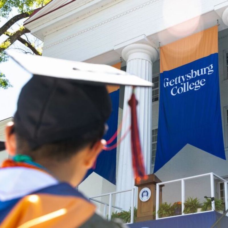 Student looking up at the Gettysburg College banner