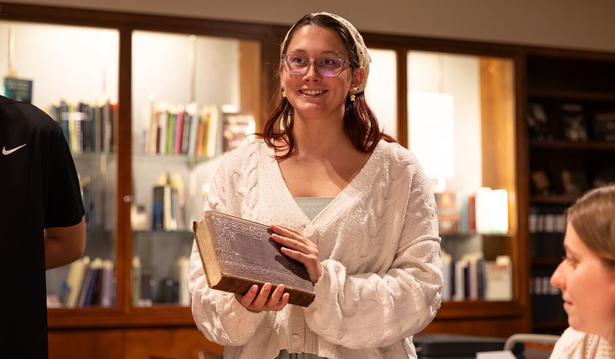 Zee Dawson ’29 explores creativity, communication through Special Collections internship