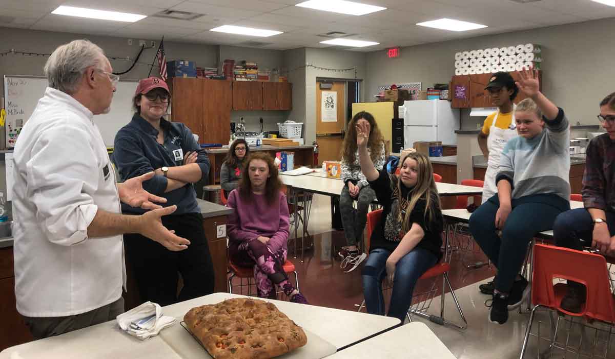 Psychology students bake and break bread with Gettysburg Middle Schoolers to teach resilience