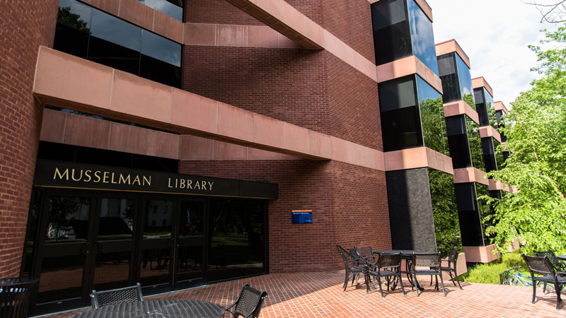 The front door of Musselman Library