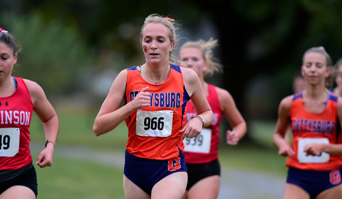 Amy Cantrell running a race against other students