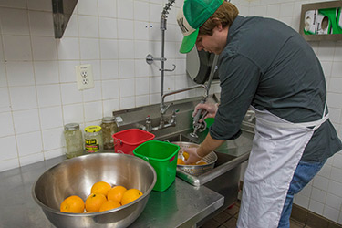 Preparing oranges