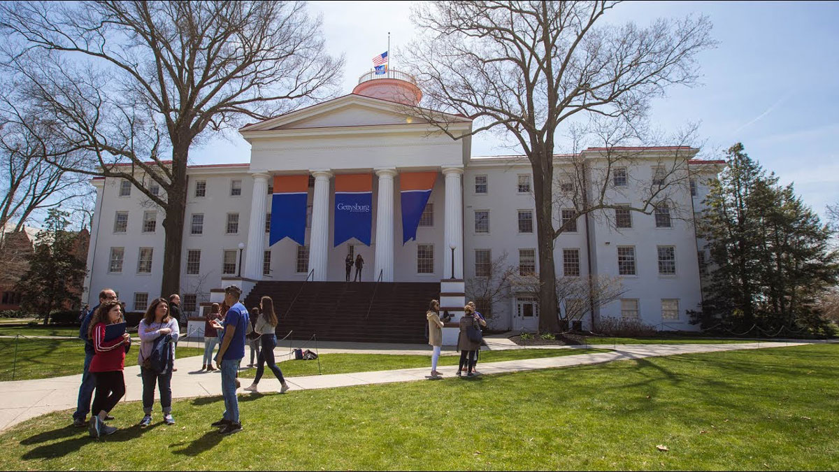 Students gather in front of Penn Hall on campus on Get Acquainted Day 2018