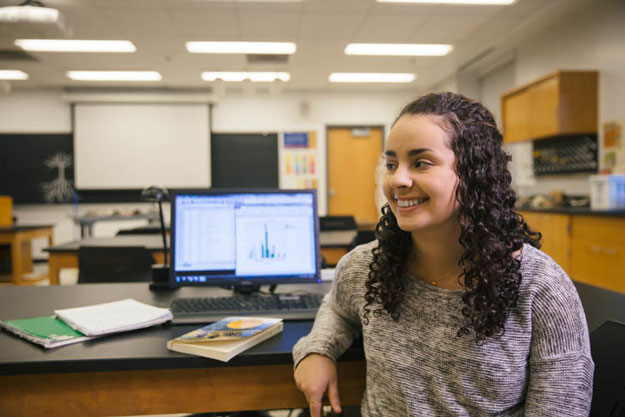 Micaela Edelson '17 in the lab