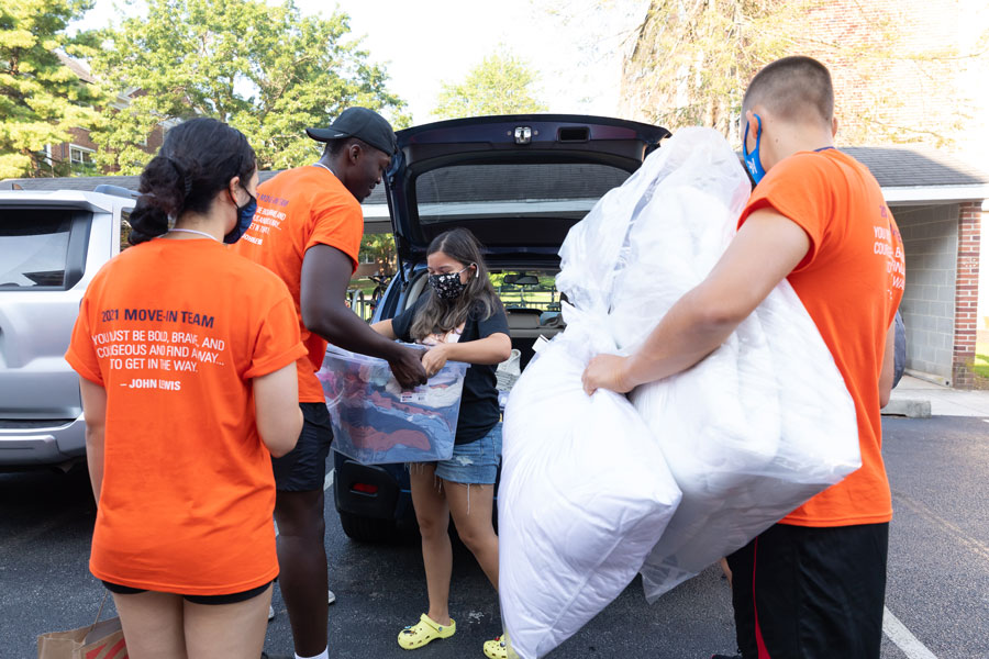 Student unpacking cars during move in day