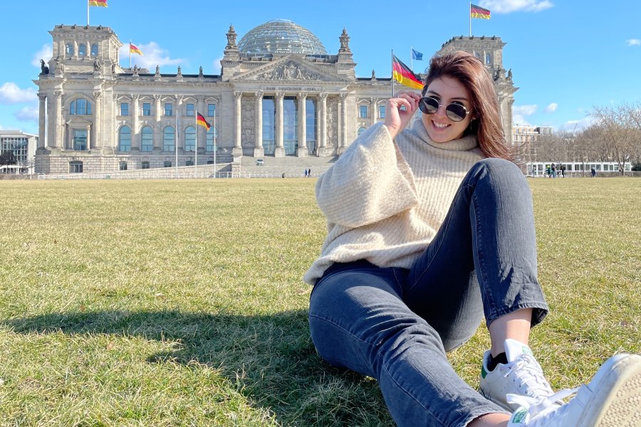 Aine in front of the Reichstag building in Berlin