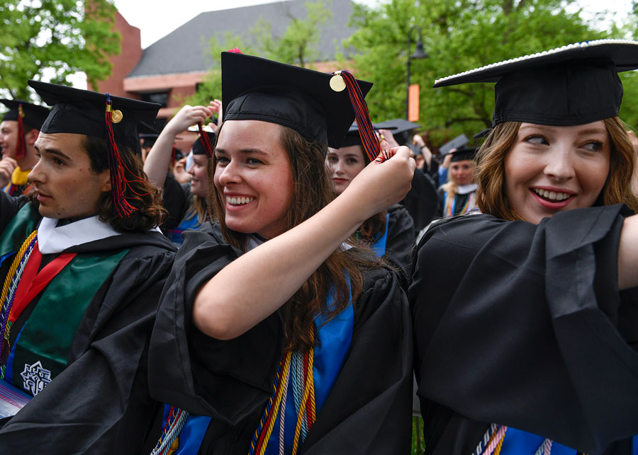 Graduates moving their tassels on their caps