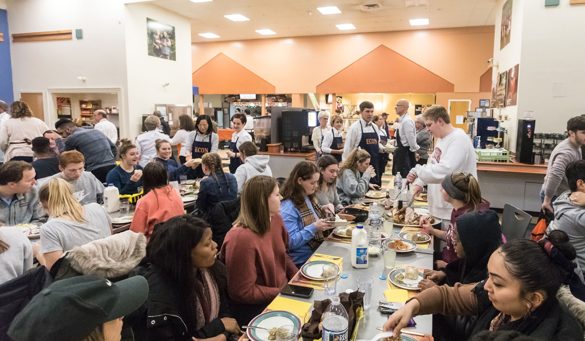 Students eating thanksgiving dinner at the Servo dining hall