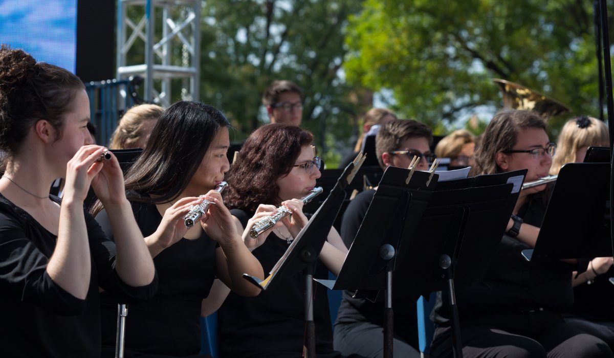 Herold performs at the Ceremony