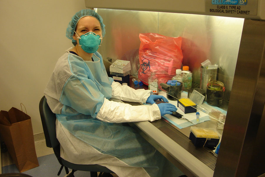 Caitlin Moss ’13 at work in a tuberculosis lab