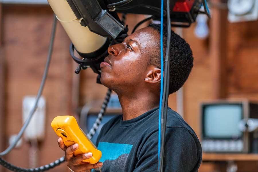 Jamir Wesley ’25 looking into a telescope