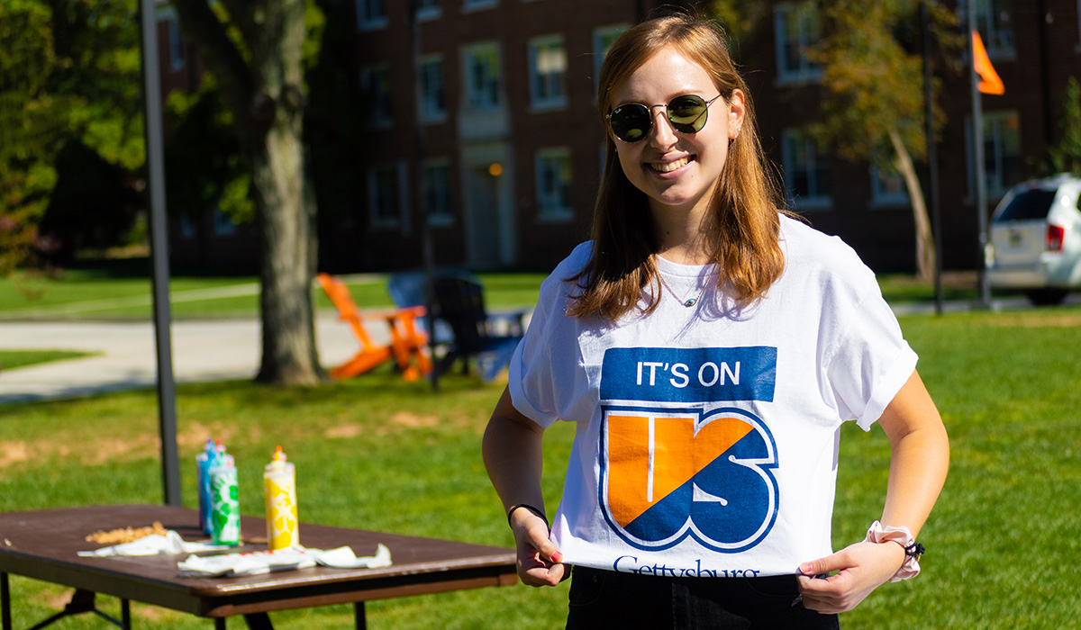 Camille Traczek ’22 displays an It’s On Us T-shirt during the fall 2021 Week of Action 