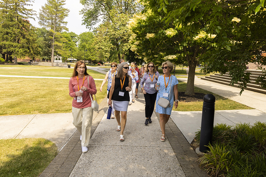 Alumnis stroll through campus