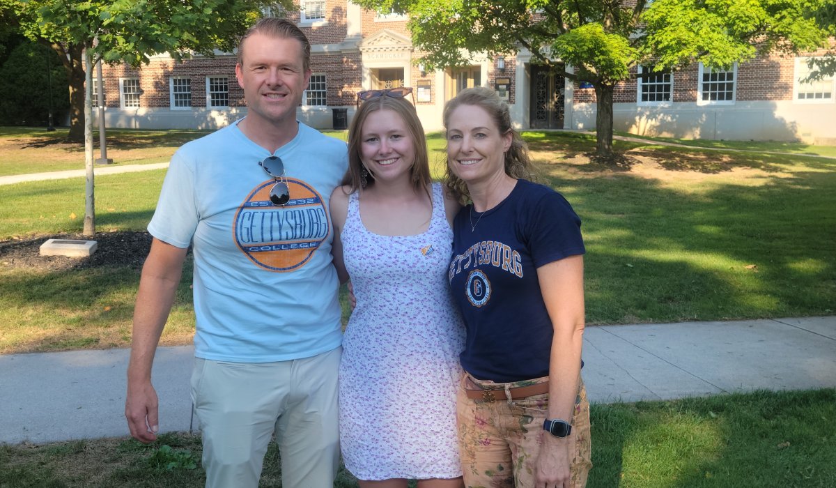 Julia Minor ’26 with her parents