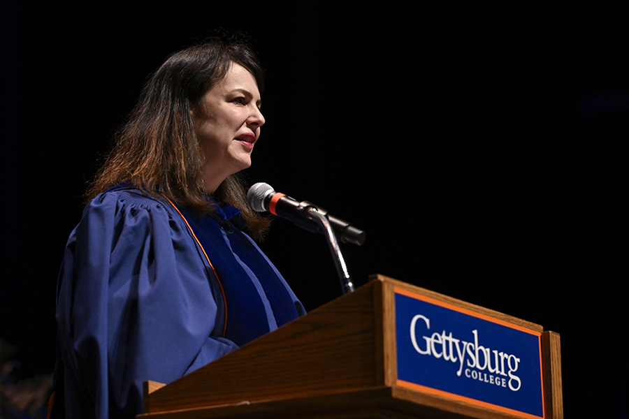 Kathrine Mott congratulates graduates 