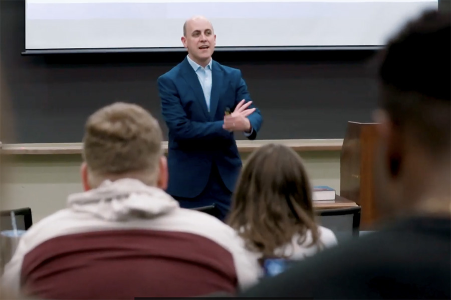 Luke Norris ’06 delivers a lecture