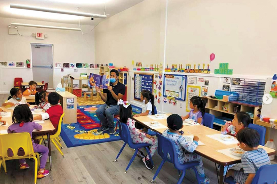 Rex Yin ’14 reads to preschoolers