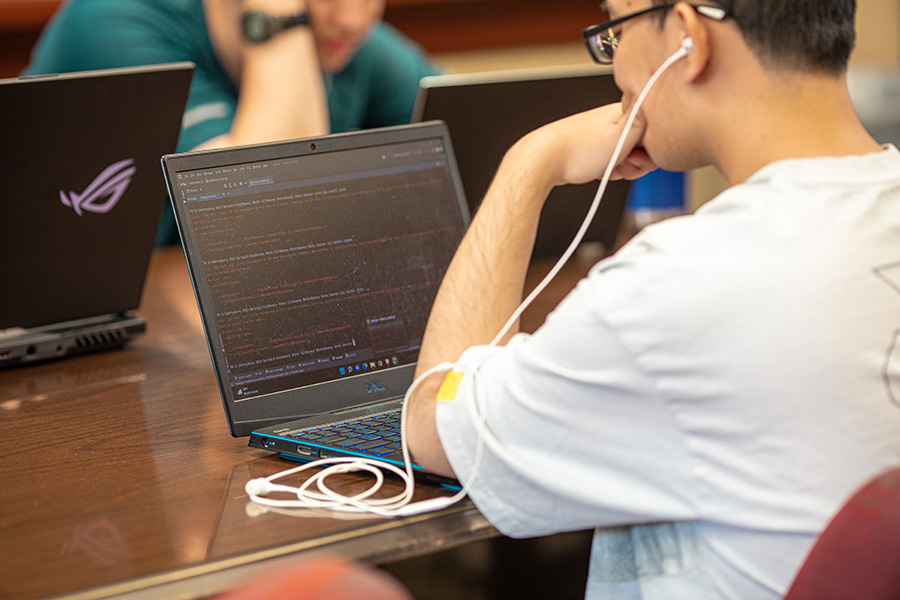 A student in a Cross-Disciplinary Science Institute (X-SIG) summer research project