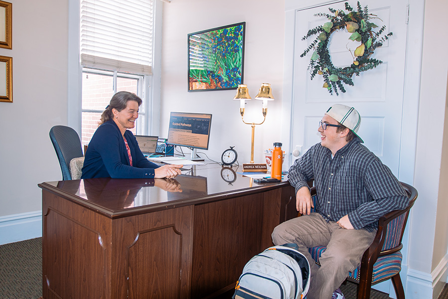 Andrea Neilson meets with Max Stone ’28 for a Guided Pathways advising session.