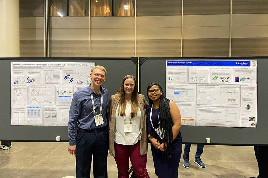 Buettner with Ethan Clare ’25 and Bonnie Coley ’25 at the American Chemical Society conference in 2024.