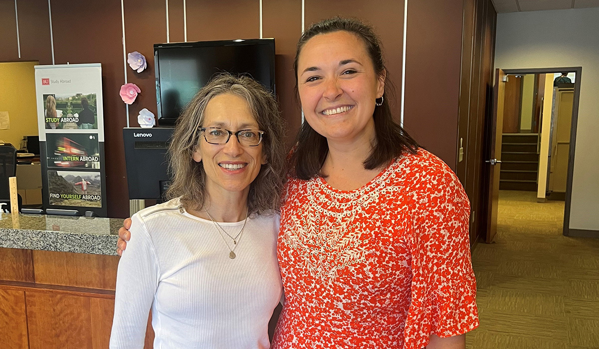 A photo of Stacy Godnick ’84 and Julianne Cabour ’12