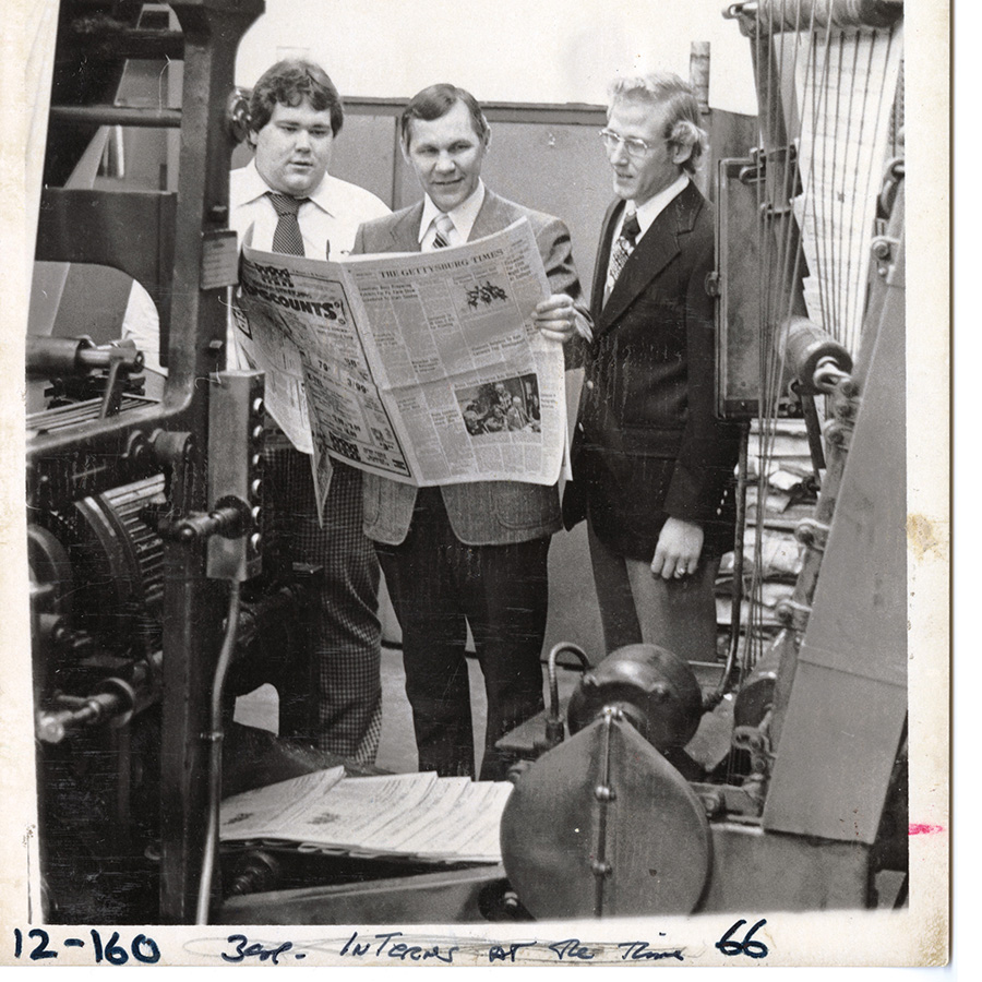 Students lookingk at the latest edition of the Gettysburg Times in 1979