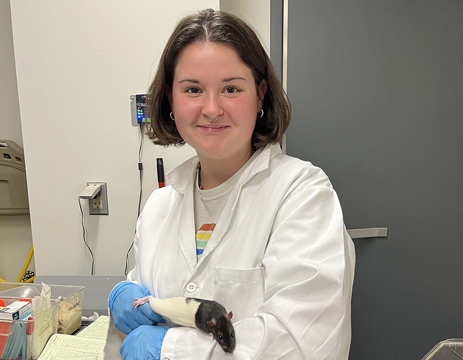 Kiley Flinn ’25 working in Prof. Keefer’s “Rat Lab.