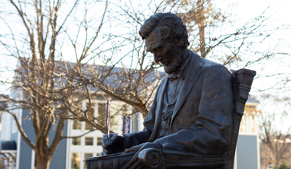 A statue of Abraham Lincoln