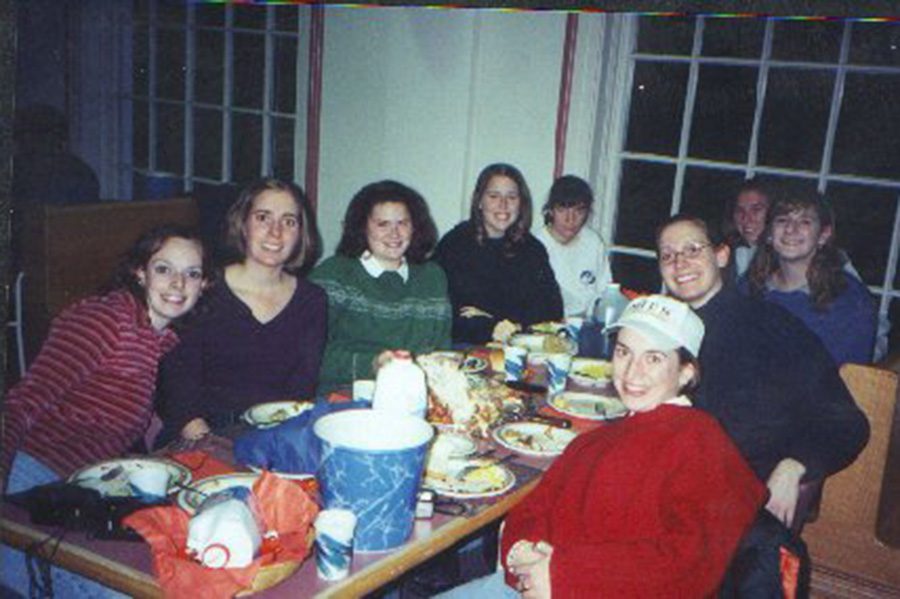 Members of the Class of 2000 gather for one final Servo Thanksgiving during the Fall 1999