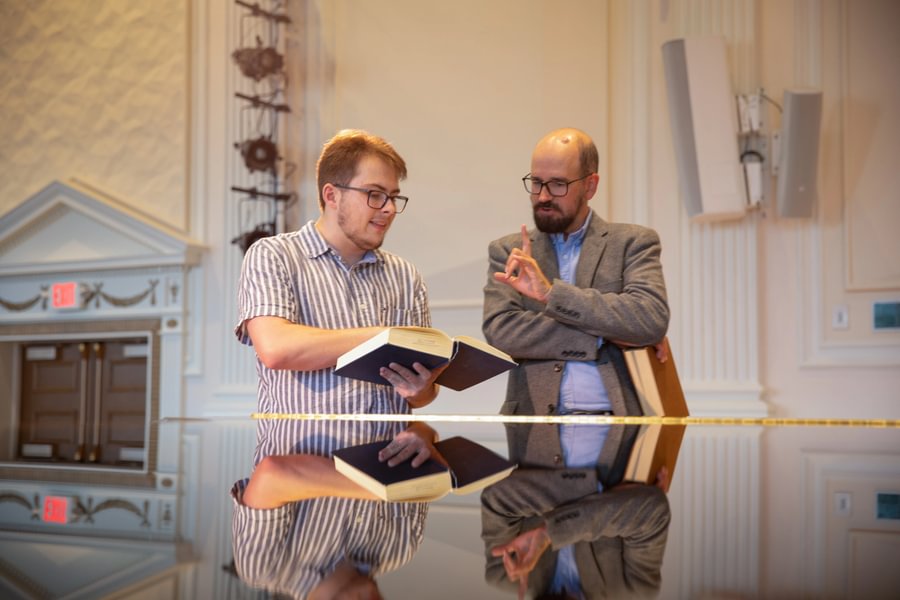 Aris Corman-O’Reilly ’27 works with Prof. Bill O’Hara on a Béla Bartók music project.