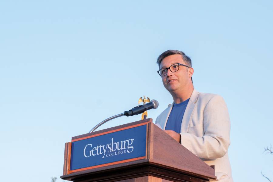 An image of Prof. César Leal delivernig a keynote speech