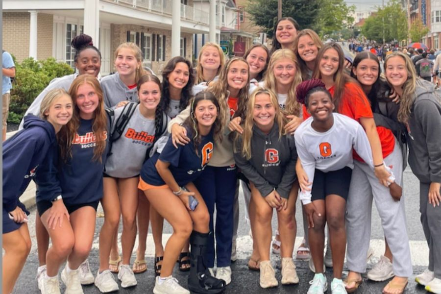 Members of Gettysburg’s women’s soccer team greet the Class of 2027 during the First-Year Walk in August 2023.