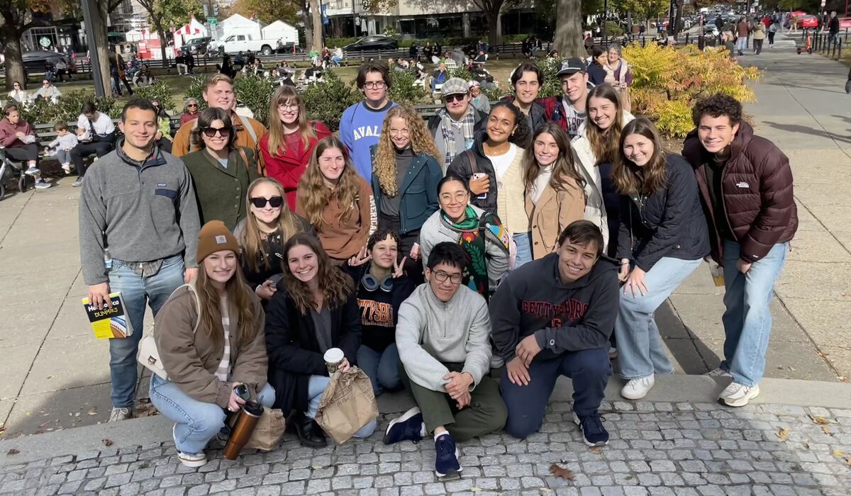 Prof. Wallach with students on a class trip to Washington, D.C.