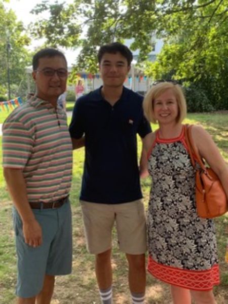 Nate Kong ’25 with his parents.
