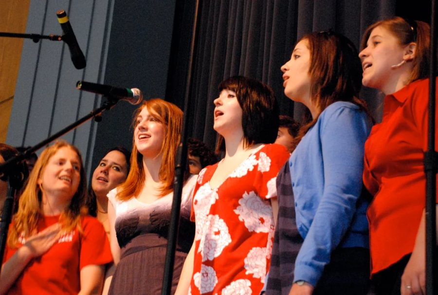 Kate Anderson &rsquo;09 (back left) performs with the a cappella group Four Scores.