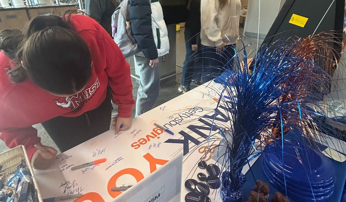 Student holds Gettysburg-themed cookie during Gettysburgives fundraiser.