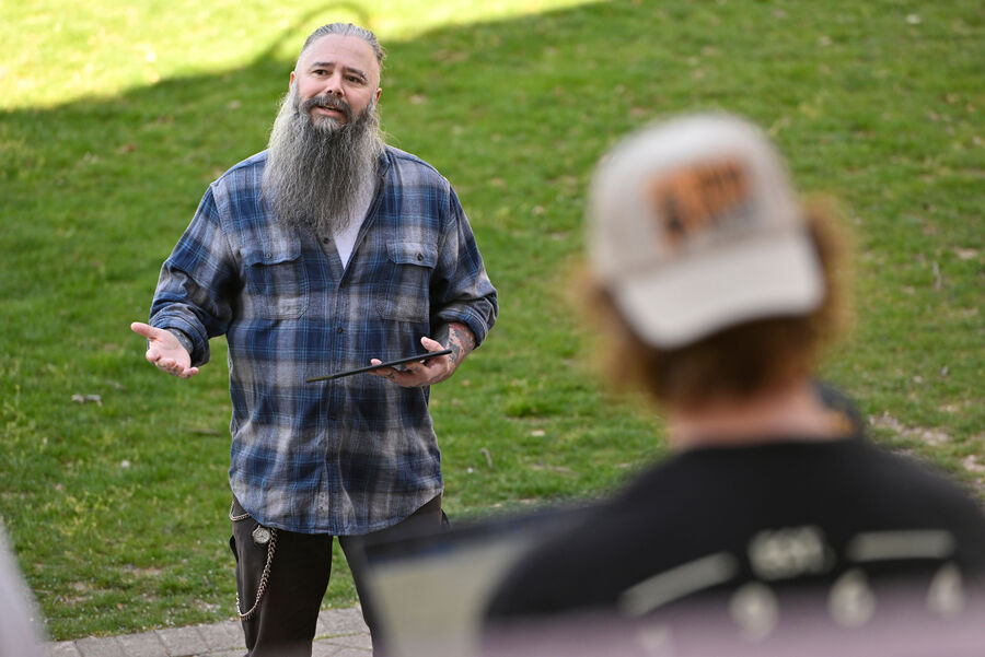 Interdisciplinary Studies Chair Vernon Cisney speaks with students about creating individualized majors.