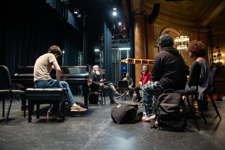 Jordan Rudess meets with students 