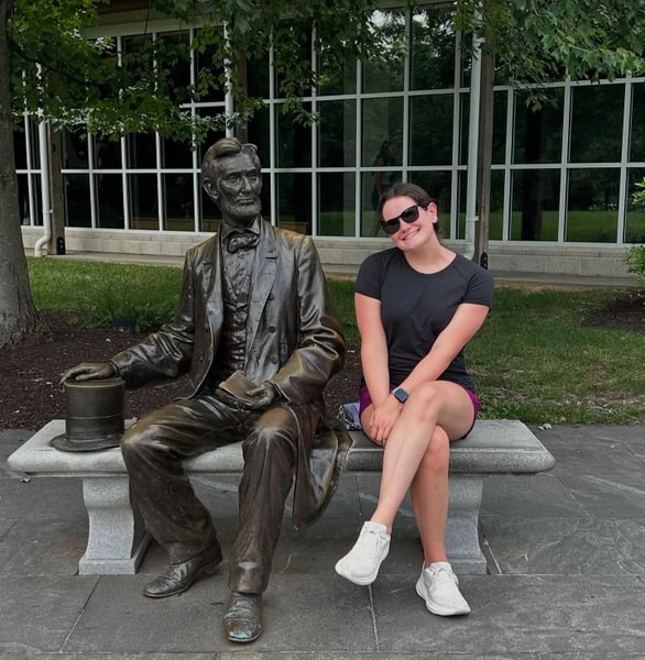 Kara Woods ’29, now a Gettysburg College student, re-creates her visit with the Abraham Lincoln statue.