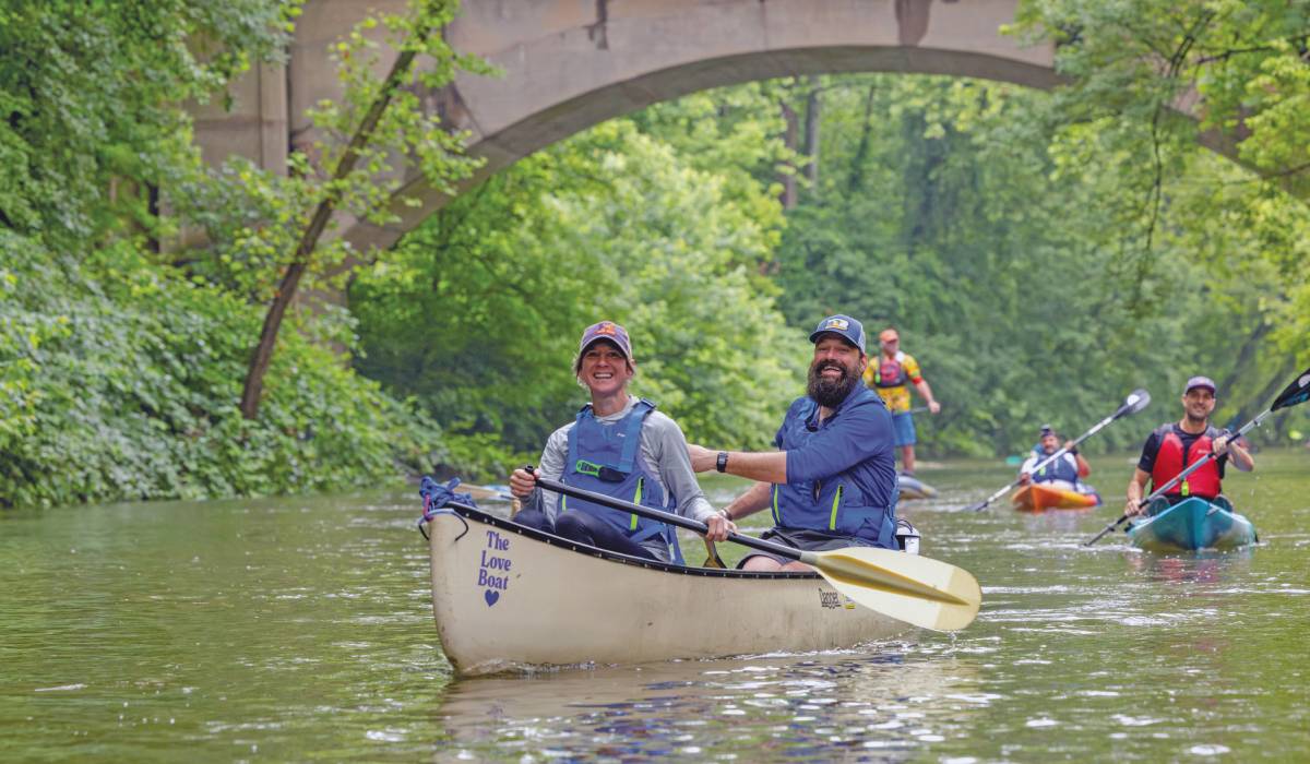  Nathan Reigner ’01 and Corey Breneisen paddle the Schuylkill River during the Schuylkill River Greenway’s annual sojourn.