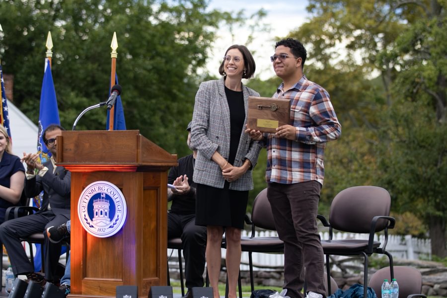  Gettysburg Mayor Alison Lintal presents Alessandro Araujo &rsquo;30 with the key to Gettysburg.