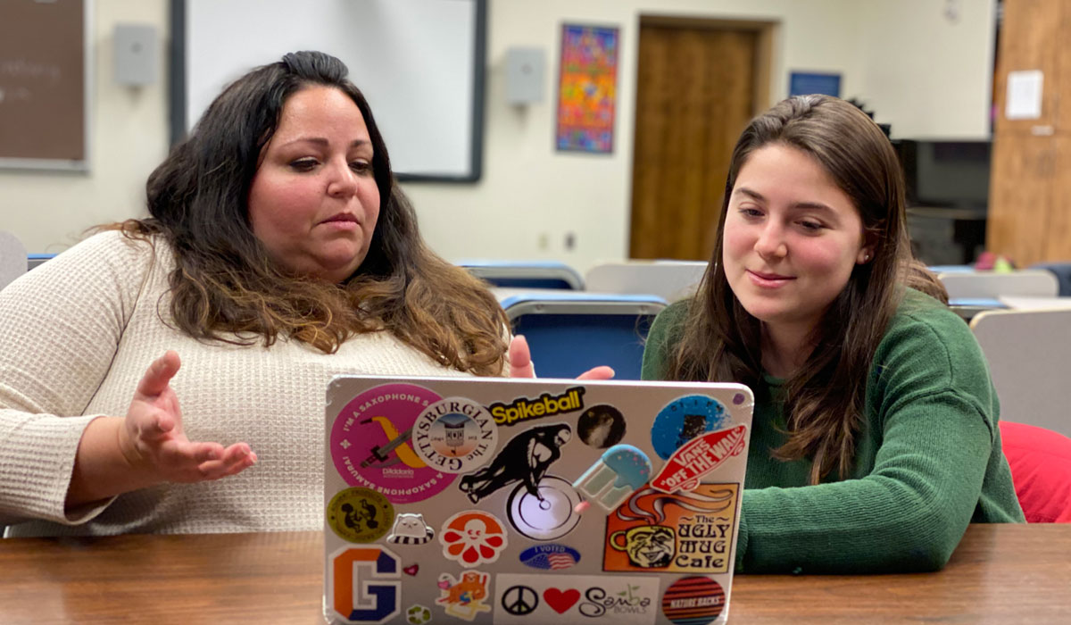 Brooke Maskin ’20 engages with Katie Krawczyk