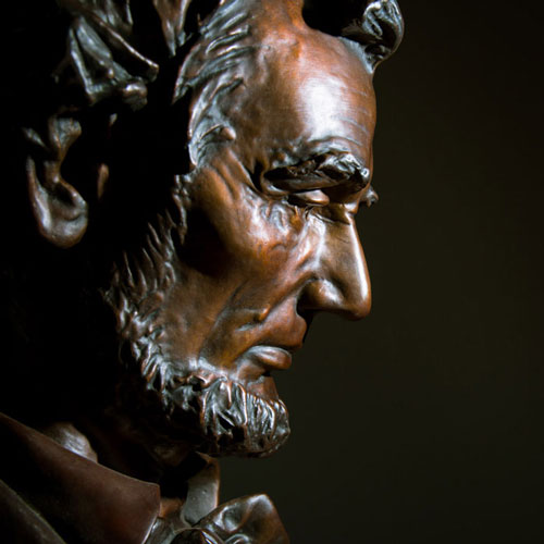 Photo of a bust of Abraham Lincoln