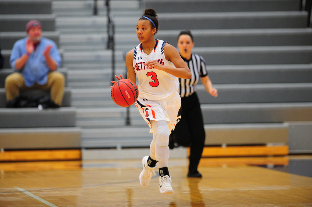 Kendra Meredith playing basketball for the Bullets