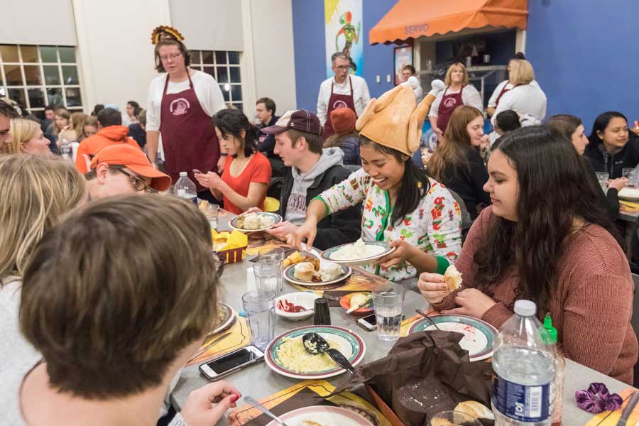 Students eating thanksgiving dinner at Servo Thanksgiving