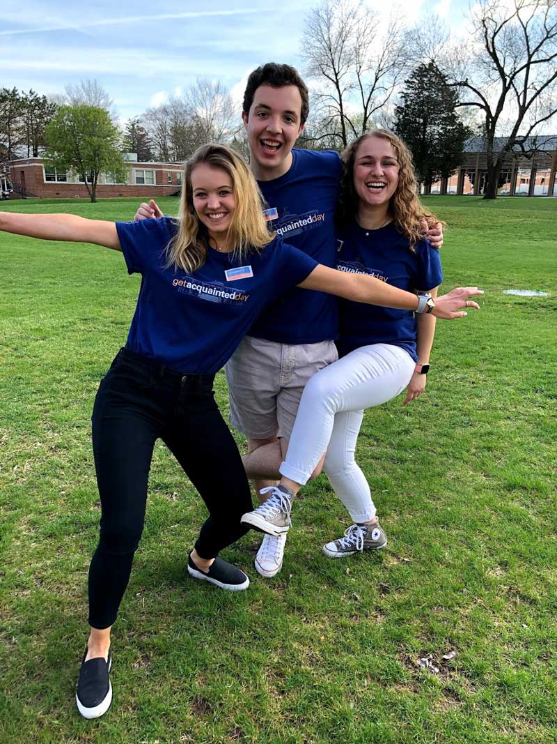 Gabi Eglinton posing with Gettysburg College tour guides